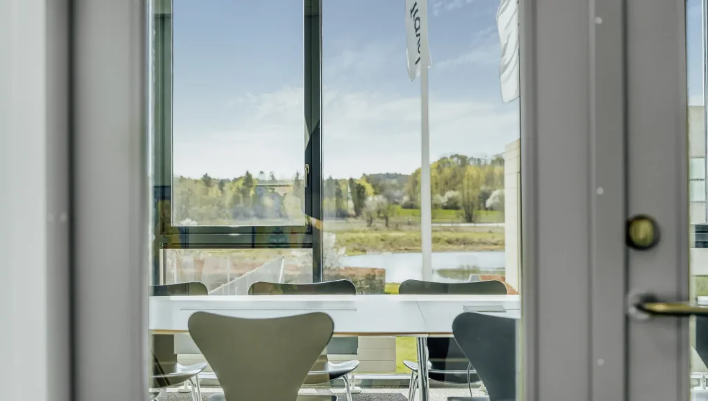 THE F1 OFFICE moderne arbejdsplads