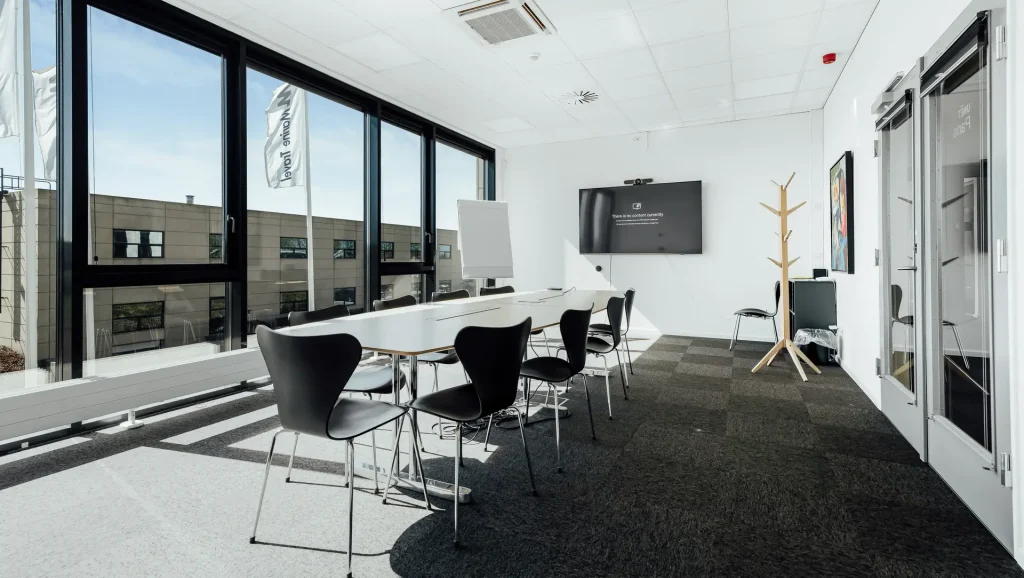 THE F1 OFFICE bygning og parkeringsareal