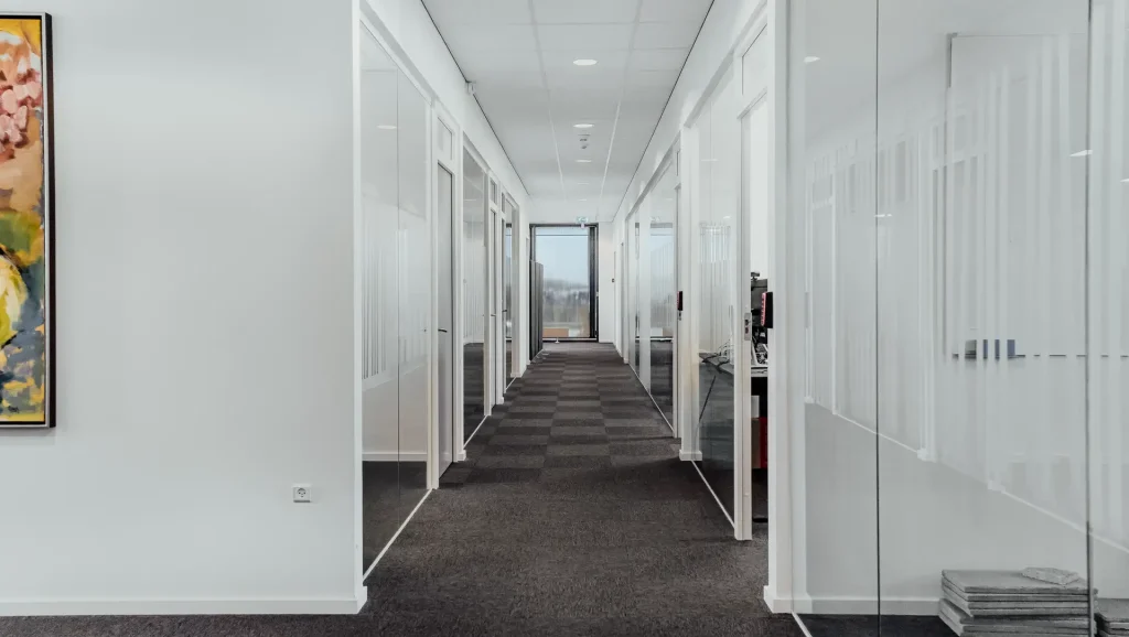 THE F1 OFFICE indendørs arbejdsområde